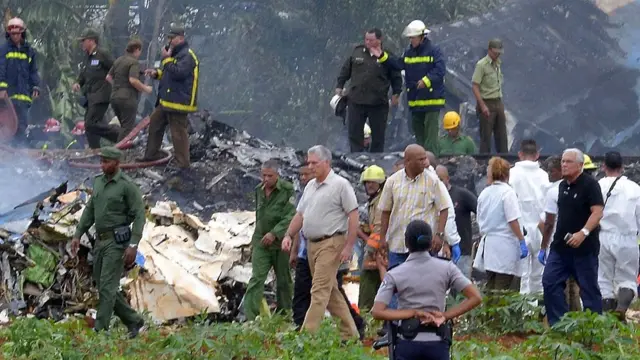 El presidente Miguel Díaz Canel en el lugar del accidente