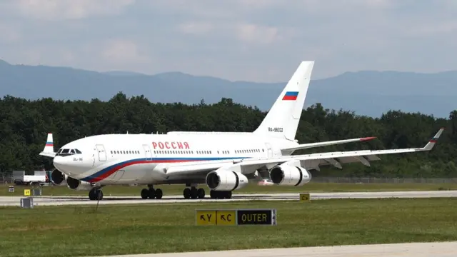 Diyaaradan ayaa gaashaman isla markana ay ku rakibanyihin 70 talephoon oo casri ah oo uu Madaxweynuhu toos ula xiriiri karo wasiiradda marka uu hawada ku jiro.