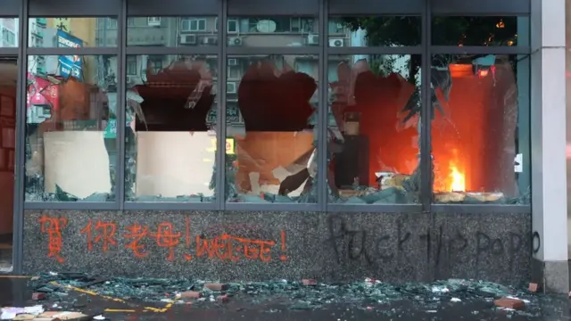 Algunos locales ardieron.