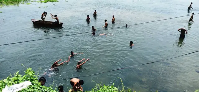 गर्मी छल्न कोसी कटानमा डुबुल्की लगाउँदै स्थानीय मानिस