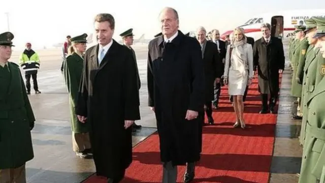 خوان كارلوس وخلفه كورينا زو ساين فيتغنشتاين خلال رحلة لألمانيا عام 2006