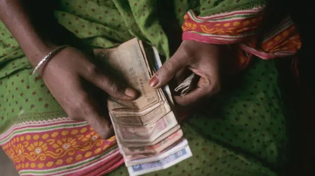 সরকার বলছে, সমাজের সব স্তরের মানুষকে সুবিধা দিতে পেনশন স্কিম চালু করা হয়েছে।