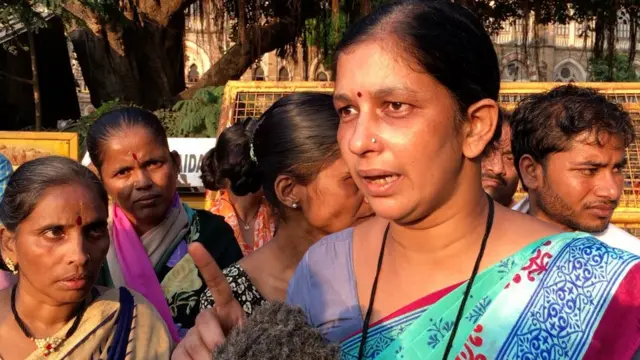 रेखा खरटमल या चिंचपोकळी स्टेशनबाहेर पापड, फरसाण असे खाद्यपदार्थ विकतात