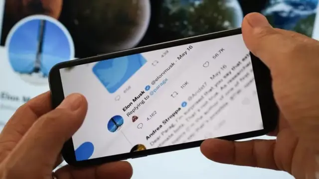 ইলন মাস্ক টুইটার কেনার ঘোষণা দেয়ার পরও কয়েকবার চুক্তিটি ভেস্তে যাওয়ার উপক্রম হয়েছিল।