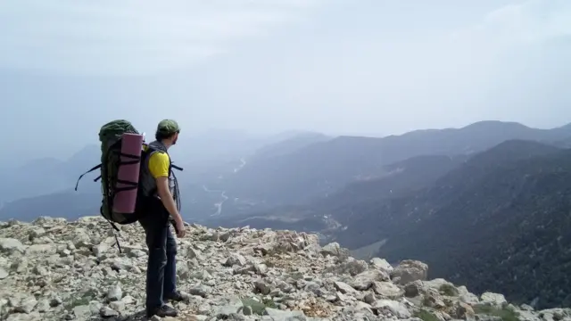 Лікійська тропа проходить гористою місцевістю неподалік моря у стародавній Лікії