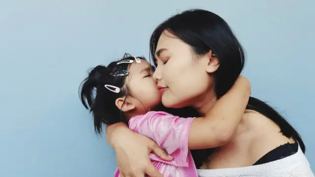 Mãe e filha se abraçam