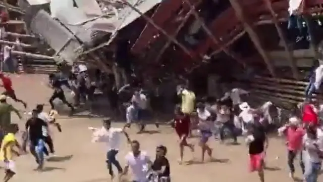 Arquibancada desabaroleta jojotourada na Colômbia