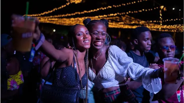Urubyiruko rwitabiriye iserukiramuco Nyege Nyege