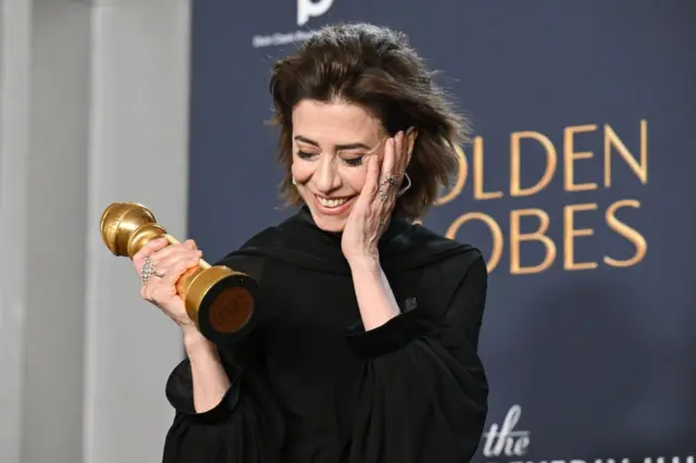 Fernanda Torres com o Globo de Ouro de Melhor Atriz em Drama