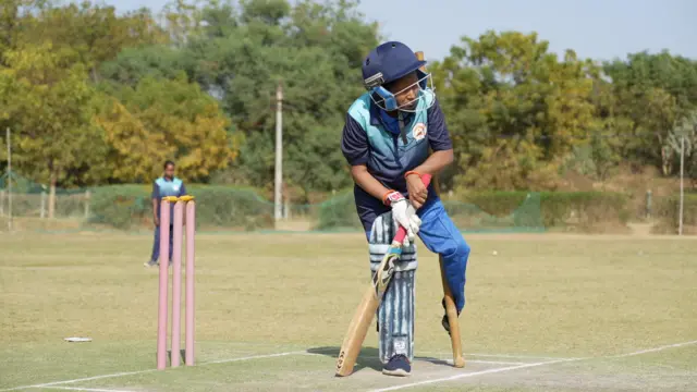 ક્રિકેટ રમતાં લલિતા ડામોર