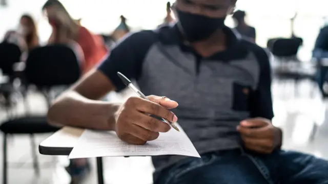 Jovem negro fazendo prova