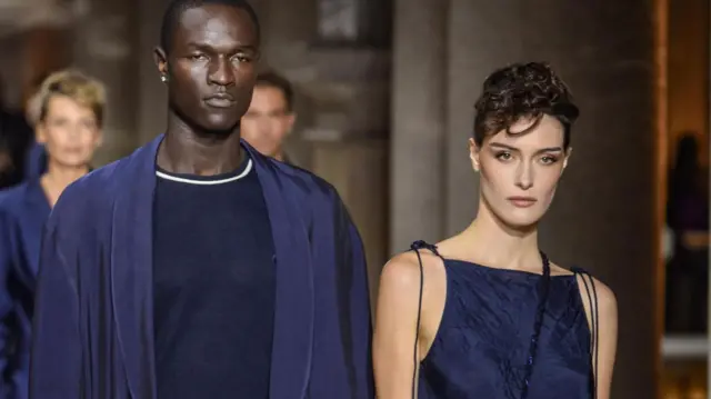 2025年9月28日，在米蘭舉行的米蘭時裝週上，模特兒展示已故設計師喬治·阿瑪尼（Giorgio Armani）設計的2026春夏女裝系列作品。