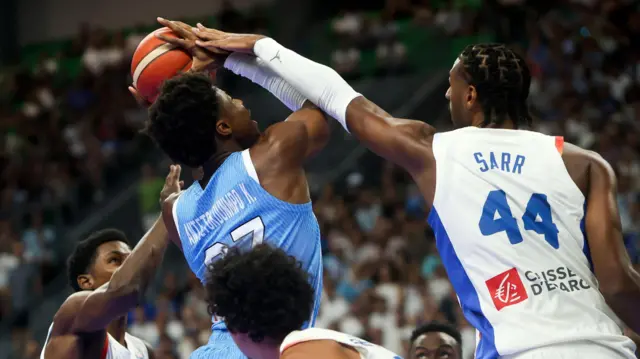 Aleks Sar u duelu sa Janisom Adetokumbom