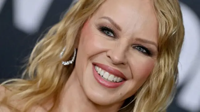 کایلی مینوگ خواننده، ترانه‌سرا و بازیگر استرالیایی