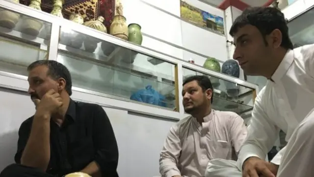Mohammad Ismail en su tienda de antiguedades
