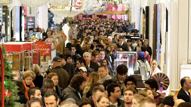 Los compradores se agolpan en los pasillos de los grandes almacenes Macys en Herald Square, Nueva York.