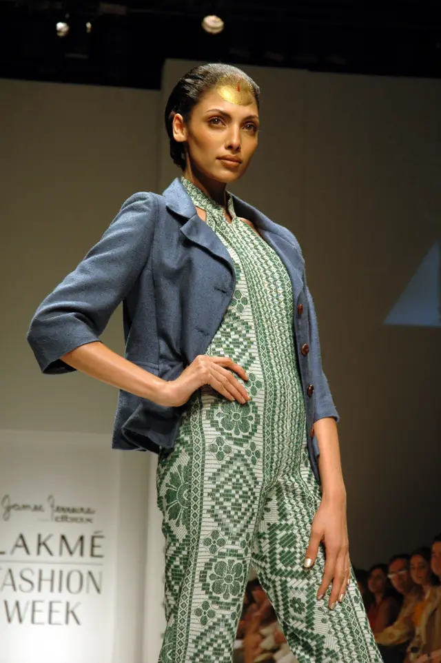 लॅकमे फॅशन विक 2006च्या जेम्स फेरेरा यांच्या सादरीकरणात सोलापुरी चादर परिधान केलेली मॉडेल