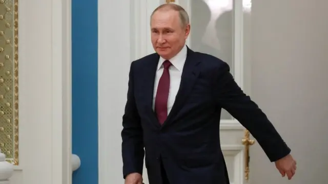 Putin sorrindo discretamente ao entrarsala