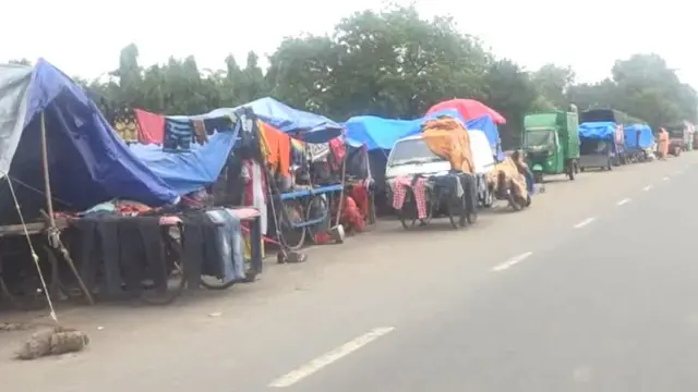 ઝૂંપડીઓ બાંધીને રહેતા લોકો