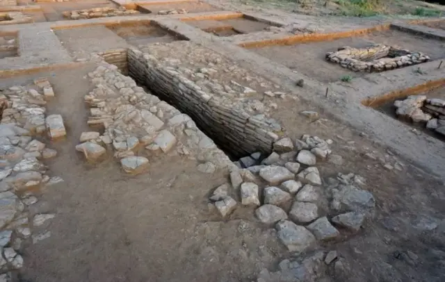 बलुआ पत्थर से बनी क़ब्र की दीवारें