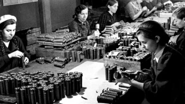 जर्मन आक्रमण से सुरक्षा को लेकर पूरा सोवियत समाज एकजुट हो गया था. इस हथियार की फ़ैक्टरी में काम करती महिलाएँ