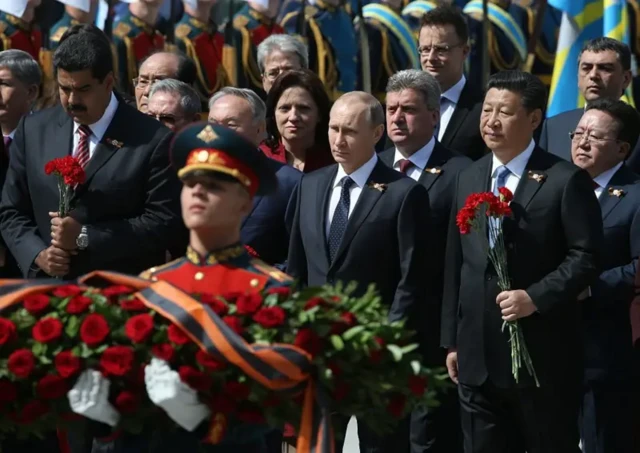 رهبران ونزوئلا، روسیه و چین در یک مراسم ایستاده‌اند