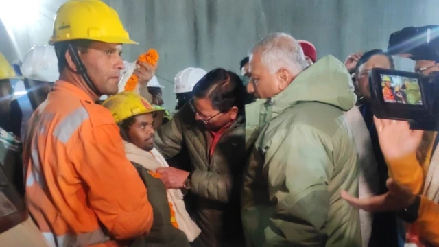 トンネルから最初に救出された男性(28日、インド)