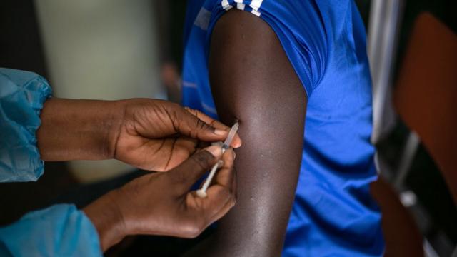 Un homme reçoit sa première injection du vaccin Covaxin dans un hôpital le 12 mai 2021 à Harare, au Zimbabwe. Le Zimbabwe a été le premier pays africain à approuver le vaccin Covaxin Covid-19, développé par Bharat Biotech International