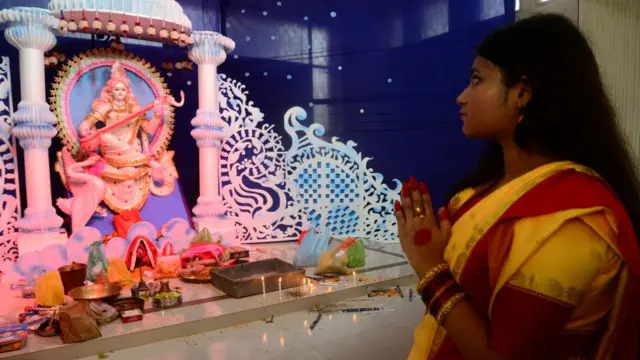 ঢাকা বিশ্ববিদ্যালয়: সরস্বতী পূজার সময় শিক্ষার দেবীর কাছে প্রার্থনা।