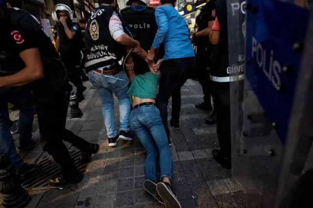 İstanbul'da gözaltına alınan bir gösterici