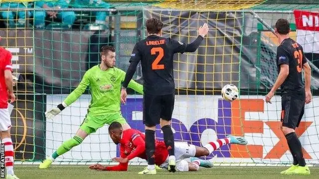 Kwallon da aka jefa wa Man United alkalin wasa ya ce an yi satar gida