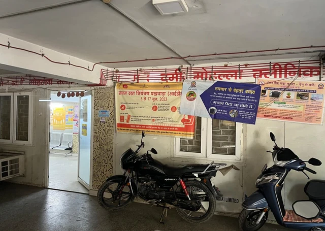 लक्ष्मीनगर में एक बिल्डिंग के ग्राउंड फ्लोर पर इस तरह से मोहल्ला क्लीनिक चल रहा है.