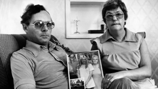 जेराल्डिनचे आईवडील तिच्या फोटोसह 