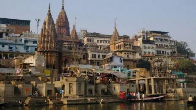 কাশী-বিশ্বনাথ মন্দিরের চূড়া (গঙ্গার বুক থেকে তোলা ছবি)