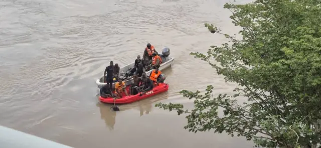 Les plongeurs de la marine et des sapeurs-pompiers ont fouillé le cours d’eau à la recherche des disparus.