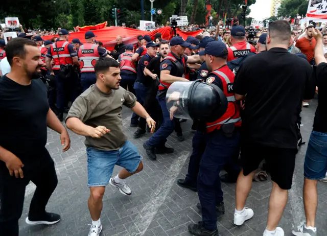 protesti u tirani