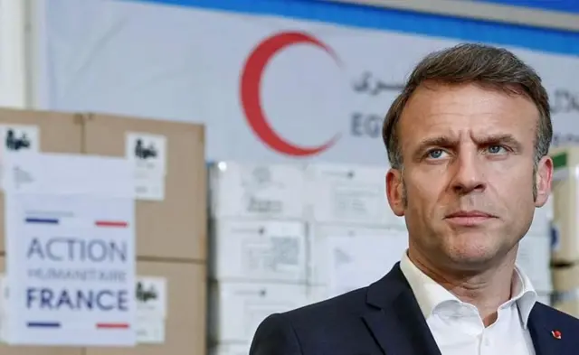 मॅक्रॉन यांनी डोनाल्ड ट्रम्प यांना आयात शुल्काबाबतचा निर्णय मागे घेण्याचं आवाहन केलं आहे