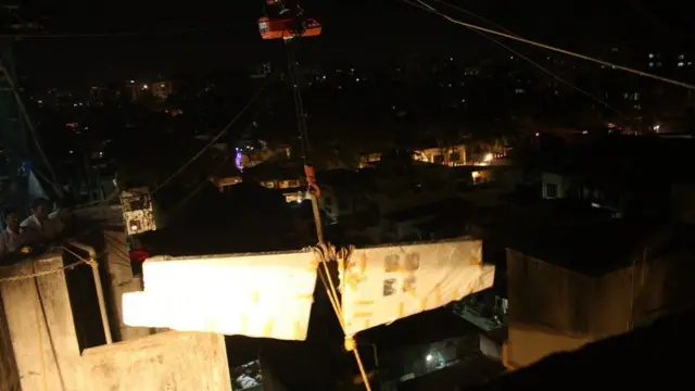 क्रेन की सहायता से उतारे गए थे पुर्ज़े