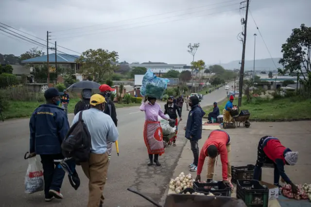圖為馬沙霸工業區（Matsapha）的紡織工廠外有民眾擺賣。