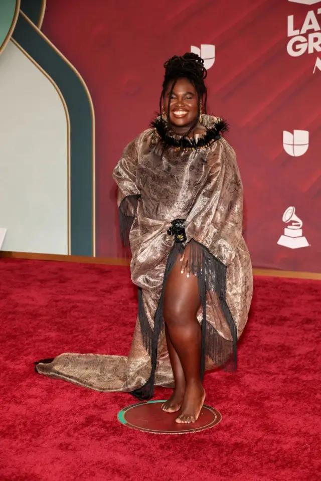 Daymé arocena en la alfombra roja de los latin grammy 