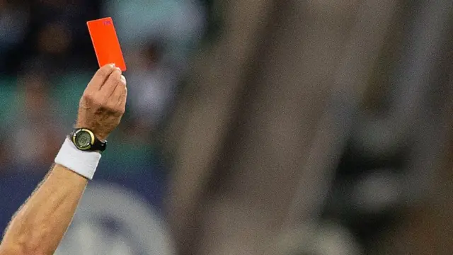 ফুটবল খেলার মত ক্রিকেটেও অসদাচরণের জন্য মাঠ থেকে খেলোয়াড়কে বের করে দেয়া যাবে