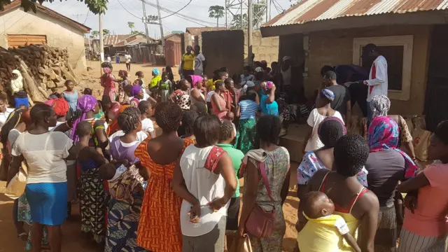 ምግብ ለማግኘት የተሰለፉ ሰዎች