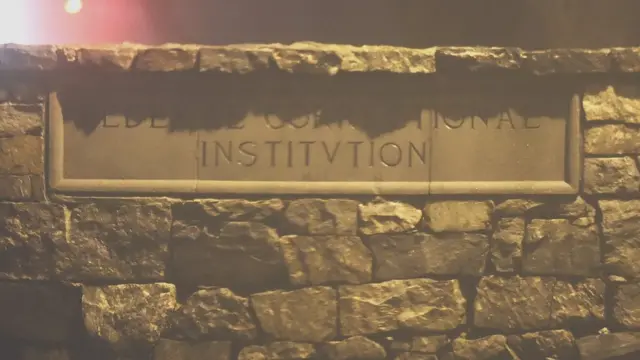 Вывеска федеральной тюрьмы Дэнбери в штате Коннектикут