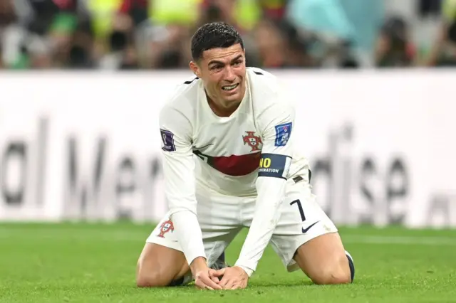 Cristiano Ronaldo abaixado no campo chorando
