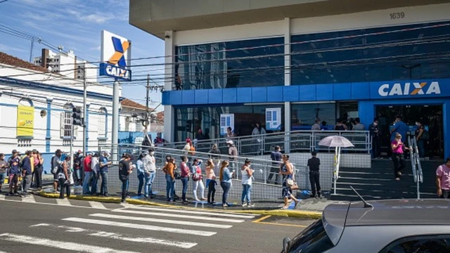 Fila na entrada da Caixa Econômica Federal