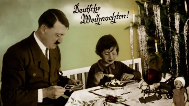 Um cartãoonabet tabletNatalonabet tabletque Adolf Hitler aparece ao ladoonabet tabletuma menina e uma árvoreonabet tabletNatal