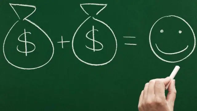 Num quadro, dois dinheiros somados dá resultado igual a felicidade