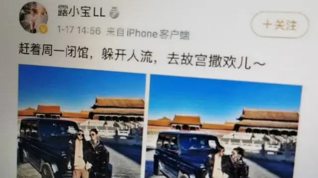 “赶着周一闭馆，躲开人流，去故宫撒欢儿，”这名博主在配文中写道。图片上，她和同伴在越野车前摆出多个姿势拍照。