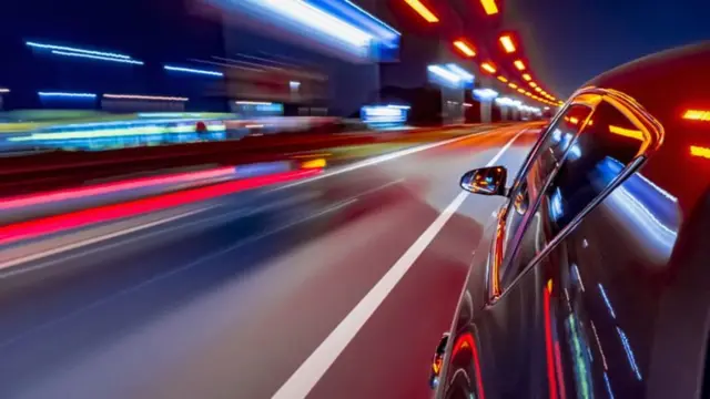 Une voiture qui roule