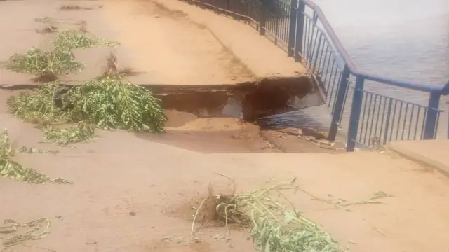 Une partie dégradée de ce qui reste du pont